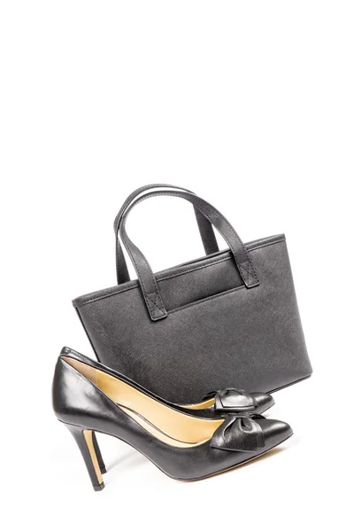 Chaussures et sac à main Stilettos en cuir noir isolé sur blanc — Photo