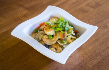 Tay yeşil köri karides