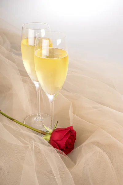 Deux verres de champagne avec une seule rose rouge — Photo