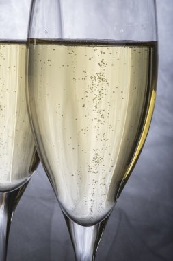 İki bardak şampanya gri arka plan üzerinde closeup