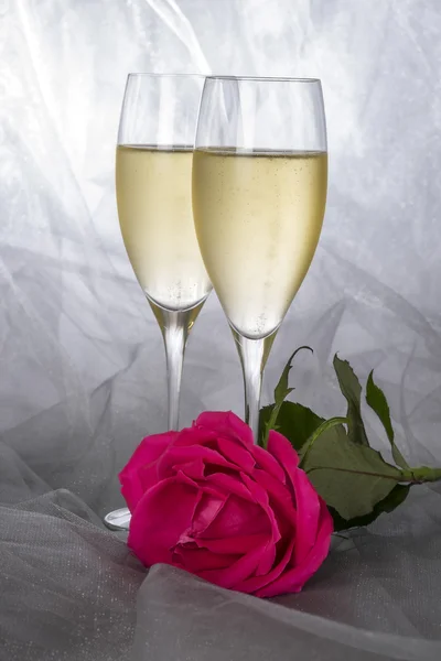 Two Glasses of Champagne and a Single Pink Rose — Stock Photo, Image