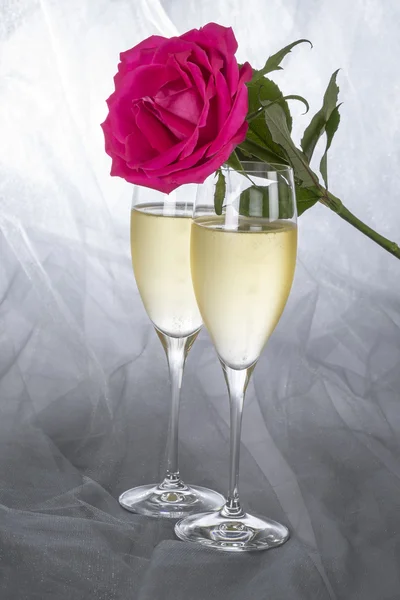 Two Glasses of Champagne and a Single Pink Rose — Stock Photo, Image