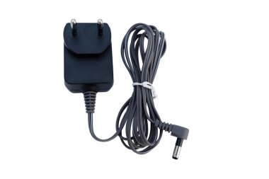 Beyaz arkaplanda izole edilmiş çeşitli elektrikli aletlerin adaptör güç şarjı