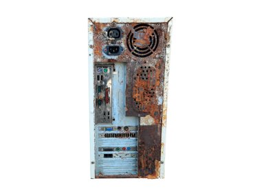 Paslı bilgisayar kılıfının arkası beyaz arka planda izole edilmiş. E-atık çevresel bir sorun, atık yönetimi kavramı