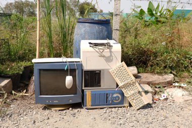 Eski bilgisayar yığınları çöp, elektronik atıklar, yeniden kullanım ve geri dönüşüm kavramının yanına atıldı.