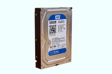 Bangkok, Tayland - 27 Ocak 2021 Hard Disk PC 3.5 SATA-III WD BLUE 500GB. beyaz arkaplanda izole