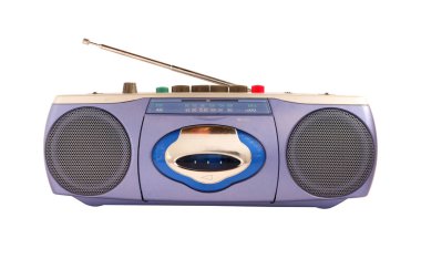 Beyaz arkaplanda anten izole edilmiş mavi radyo kaset kaydedicisi