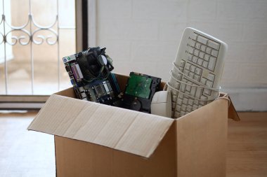 Eski sabit disk dalışı ve ana kartlar ve eski fare bilgisayar donanım aksesuarları kağıt kutular, eski ekipman elektronik atık yeniden kullanım ve geri dönüşüm konsepti.