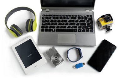 Akıllı telefon, kamera ve kitap okuyuculu dizüstü bilgisayar ve beyaz arka planda diğer eski elektronik cihazlar, Üst Görünüm, Yeniden Kullan ve Geri Dönüşüm konsepti