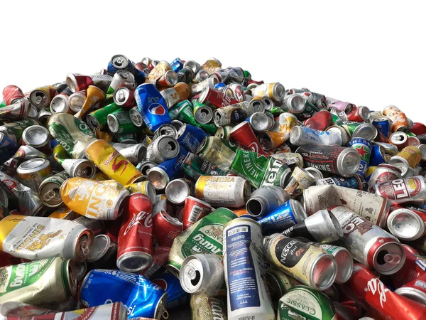 泰国曼谷 2021年6月30日从各种品牌的饮料中分离出一堆堆铝制饮料罐 这些饮料正在白底进行回收利用 — 图库照片