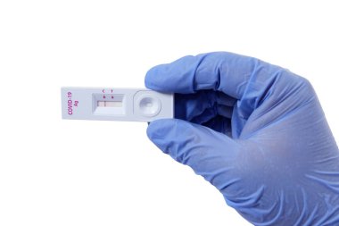 Hızlı antijen COVID-19 testi. Doktorlar antijenleri test etmek için koruyucu eldiven giyer. Hızlı tanı testi negatif sonuç verir. beyaz arkaplanda izole edilmiş