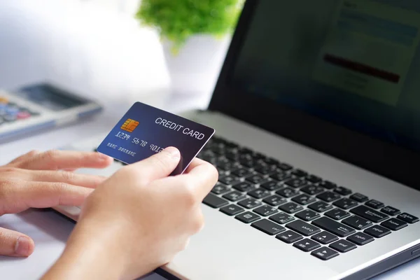 Vrouwelijke Hand Met Creditcard Laptop Een Wit Bureau Concept Van — Stockfoto