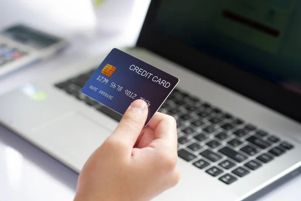 Vrouwelijke Hand Met Creditcard Laptop Een Wit Bureau Concept Van — Stockfoto