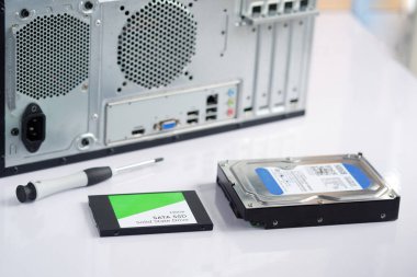 Sabit disk ve sssd masaüstü bilgisayar iç parçalarını yükseltip onarabilirsiniz, seçici odak