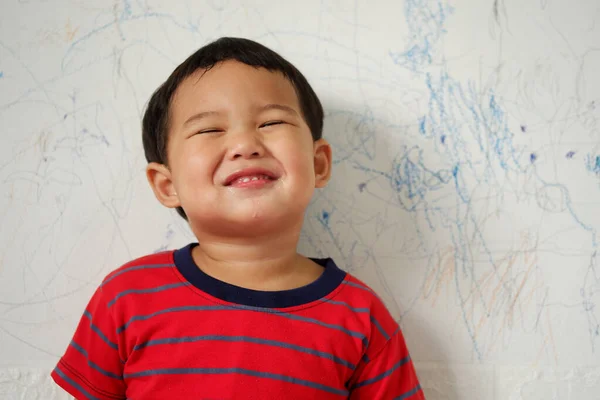 Bonito Menino Asiático Sorridente Vestindo Uma Camiseta Listrada Vermelha Brilhante — Fotografia de Stock