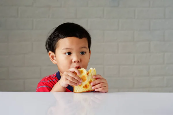 Słodkie Mało Azji Chłopiec Jedzenie Chleb Korzystających Śniadanie Lub Przekąska — Zdjęcie stockowe