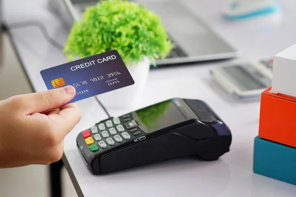 Πελάτες Που Πληρώνουν Smartphones Τεχνολογία Nfc Μηχανήματα Σάρωσης Καρτών Και — Φωτογραφία Αρχείου