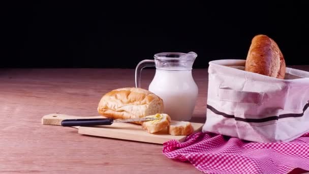Νόστιμο Σπιτικό Ψωμί Και Γάλα Κανάτα Πλάνα — Αρχείο Βίντεο