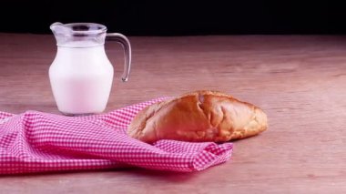 Sürahide ev yapımı lezzetli ekmek ve süt. Görüntü