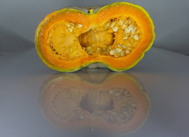 Masada yarı balkabağı ve onun yansıması.