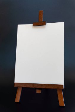 Siyah arkaplanda mini resim sehpası