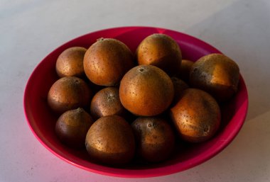 Medlar tabakta olgunlaşmayı bekliyor.