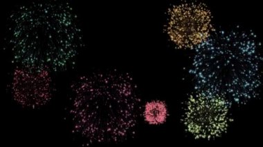 Gece Gökyüzünde Parlayan Havai fişek Gösterisi. Yeni Yıl Kutlaması. Renkli Havai fişek arka planı. Alfa Kanalı ile izole havai fişek animasyonu