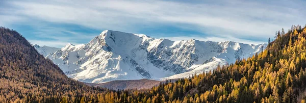 Landschappelijk Panoramisch Uitzicht Besneeuwde Bergtoppen Hellingen Van Noord Chuyskiy Bergkam — Stockfoto