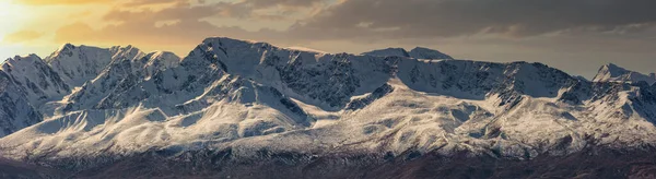 Γραφική Πανοραμική Θέα Χιονισμένες Βουνοκορφές Και Πλαγιές Της Κορυφογραμμής North — Φωτογραφία Αρχείου