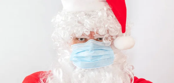 Nahaufnahme Eines Mannes Weihnachtsmannkostüm Und Mit Medizinischer Maske Auf Weißem — Stockfoto