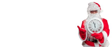 Noel Baba 'nın elinde gece yarısına beş dakika kala beyaz bir saat var. Yılbaşı gecesi konsepti. Güneş gözlüğü takıyor, uzun beyaz sakalı var. Sancak boyutu, kopyalama alanı. Beyaz arkaplanda izole.