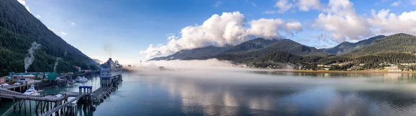 Panorámás Felvétel Juneau Kikötőjéről Hegyekről Melyeket Felhők Köd Borít Alaszkai — Stock Fotó