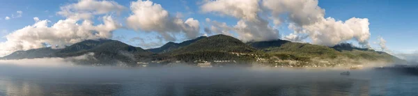 阿拉斯加朱诺 加斯蒂诺海峡 全景山覆盖着云雾 黄金时刻 蓝天为背景 船在雾中航行 前景广阔 — 图库照片