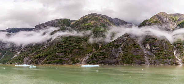 Gyönyörű Panoráma Nyílik Hegyekre Borított Bolyhos Felhők Fák Alaszkai Fjord — Stock Fotó