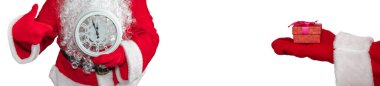 Noel Baba 'nın elinde beyaz bir saat var. Gece yarısına beş dakika kala saati işaret ediyor. Üzerinde hediye olan bir el uzatılıyor. Yılbaşı gecesi konsepti. Beyaz arkaplanda izole.