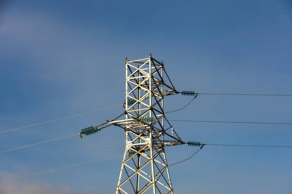 Disparo Ángulo Bajo Torre Eléctrica Alto Voltaje Líneas Eléctricas Ciudad —  Fotos de Stock