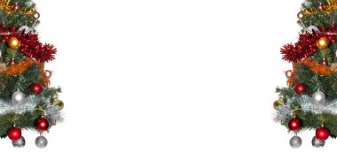 Dekoratif cam beyaz, altın ve kırmızı top süslemeleri ve beyaz, altın, kırmızı süslemeler, Noel ağaçlarında çelenkler. Beyaz arka planda izole edilmiş. Banner, boşluğu kopyala. Kış tatili kavramı.