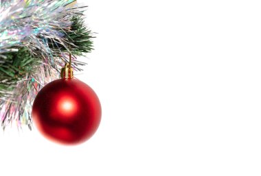 Dekoratif cam kırmızı top süsü ve Noel ağacında beyaz süs. Tinsel ve ağaç bulanık. Beyaz arka planda izole edilmiş. Kış tatili dekorasyon konsepti. Boşluğu kopyala.