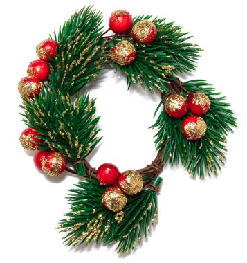 Kırmızı ve altın dutlu ladin dallarından örülmüş dekoratif Noel çelengi. Beyaz arka planda izole edilmiş. Üst Manzara. Kış tatili dekorasyonu.