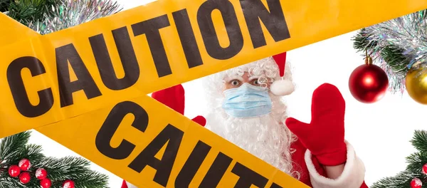 Der Weihnachtsmann Umgeben Von Weihnachtsschmuck Trägt Eine Medizinische Maske Beide — Stockfoto