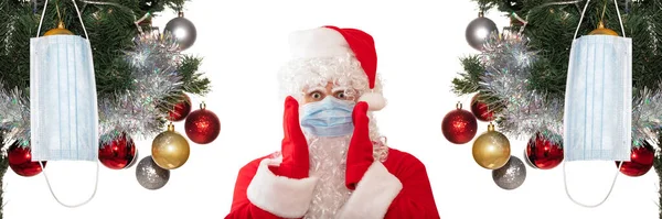 圣诞老人戴着面具 双手挽着脸 看起来很害怕 挂在他周围装饰过的圣诞树上的面具 大流行病期间安全假日庆祝活动 因白人背景而被隔离 — 图库照片