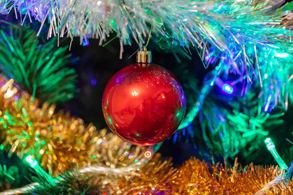 Zdobené Vánoční Stromeček Detailní Záběr Červená Koule Uprostřed Ozářená Věnec — Stock fotografie