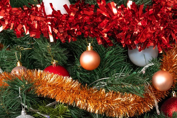 Zdobené Vánoční Stromeček Detailní Záběr Červené Bílé Zlaté Koule Červený — Stock fotografie