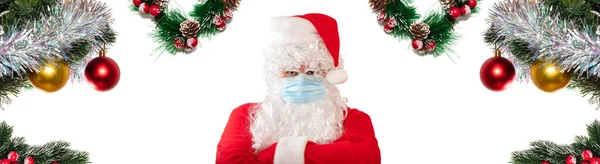 Wütender Weihnachtsmann Mit Medizinischer Maske Die Arme Auf Der Brust — Stockfoto