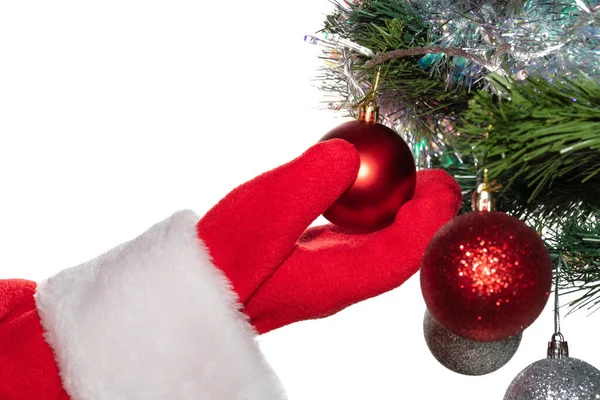 Tangan Santa Claus Memegang Bola Merah Berkilauan Tergantung Pohon Natal — Stok Foto