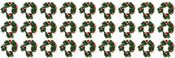 赤と金色の果実を持つトウヒの枝で織られた装飾的なクリスマスリース シームレスなパターン 白い背景に隔離されている 最上階だ 冬の休日の装飾の概念 バナーサイズ — ストック写真