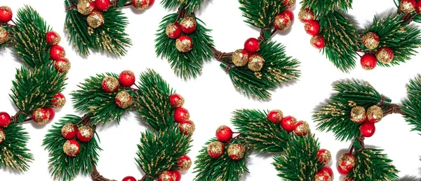 Couronne Noël Décorative Tissée Branches Épinette Avec Des Baies Rouges — Photo