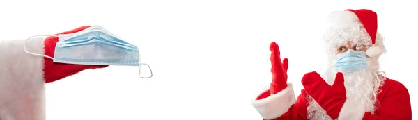 Papai Noel Com Uma Máscara Médica Apontando Com Ambas Mãos — Fotografia de Stock