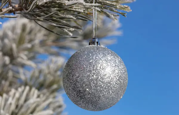 Close Shot Single White Glittering Christmas Ball Decoration Hanging Christmas — Φωτογραφία Αρχείου