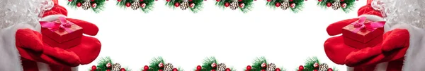 赤いギフトボックスに紫色のリボンが付いたサンタ 句の手のショット 松の小枝は中央に空のコピースペースを囲みます クリスマスカードギフトコンセプト バナーサイズ 白地に隔離された — ストック写真